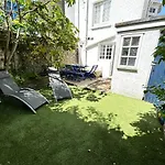 Amazing Apartment, Private Garden, Off Street Parking