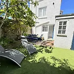 Amazing Apartment, Private Garden, Off Street Parking
