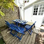 Amazing Apartment, Private Garden, Off Street Parking