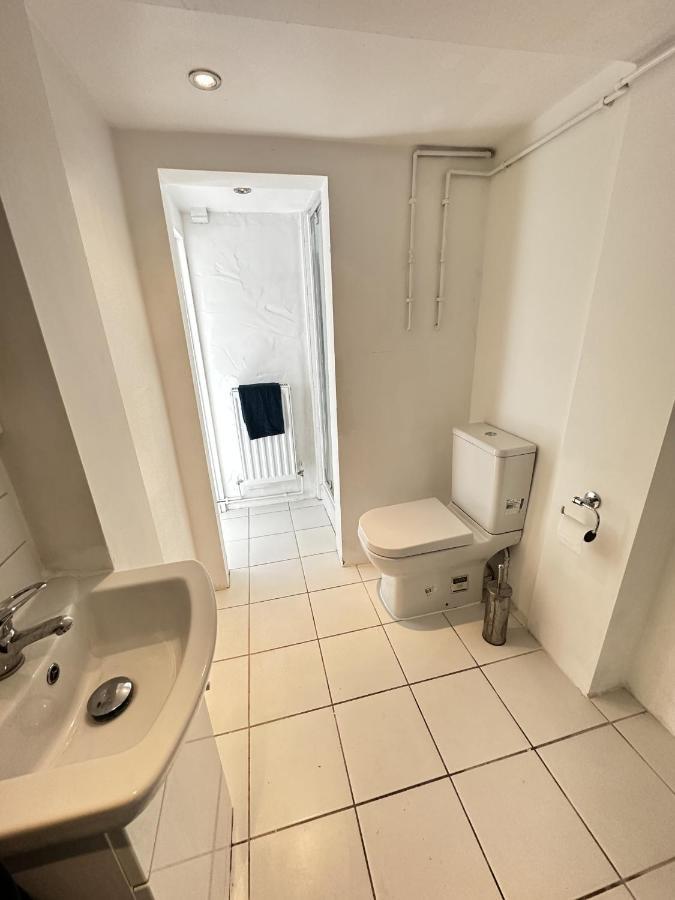 Amazing Apartment, Private Garden, Off Street Parking *