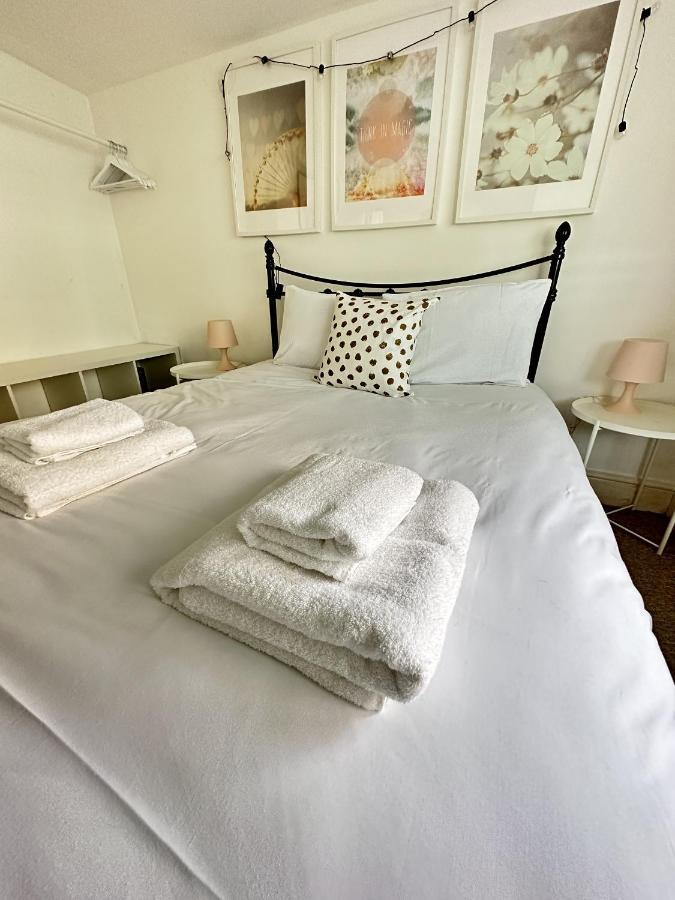Amazing Apartment, Private Garden, Off Street Parking *