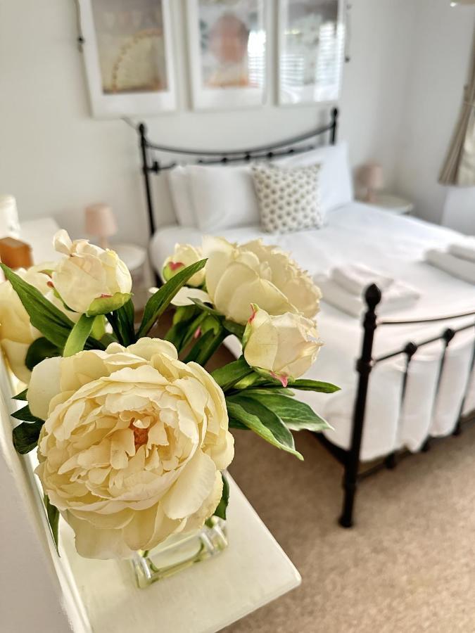 Amazing Apartment, Private Garden, Off Street Parking Apartment *