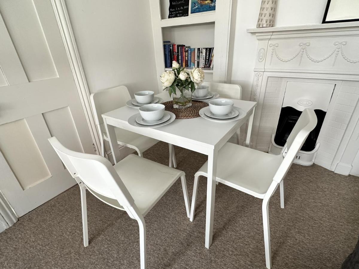 Amazing Apartment, Private Garden, Off Street Parking Apartment