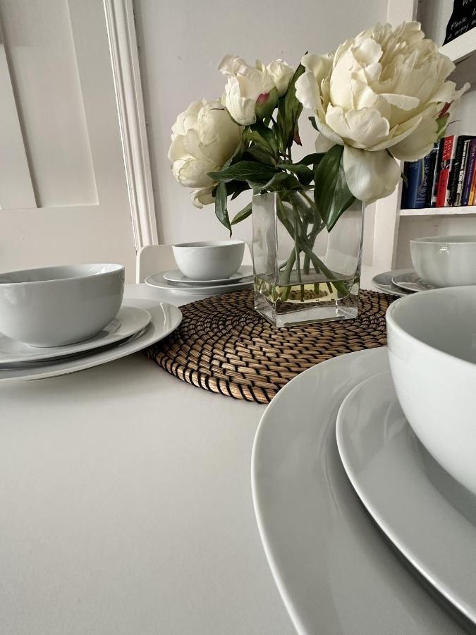 Amazing Apartment, Private Garden, Off Street Parking Appartement